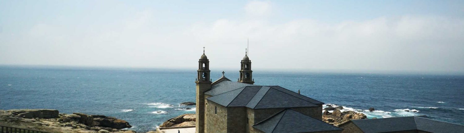 Muxia - Blick über die Kirche in den Atlantik